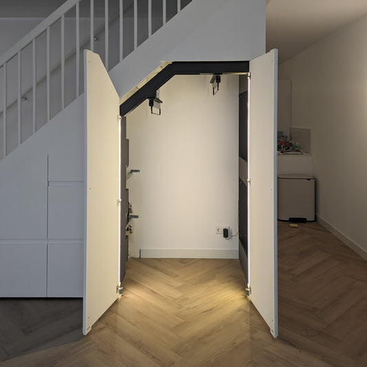 Verlichting in deurkozijn trapkast